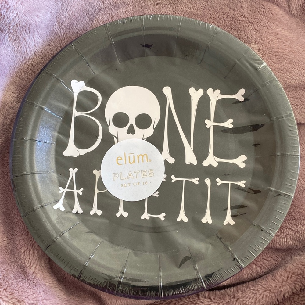 Bone Appetit Halloween Skull & Bones Elūm Designs Inc 7” inches Plates Set of 16